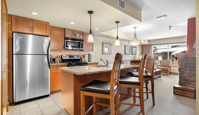 Cozy 1-bedroom condo in Dead Man's Flats with outdoor hot tub and pet friendly in Dead Man's Flats