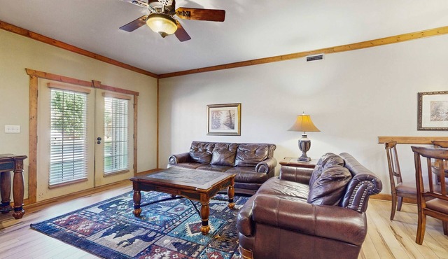 Cozy condo close to downtown Gatlinburg & Smoky Mountain views in Gatlinburg