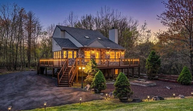 Cozy Pocono Gateway - Kalahari 8 Minutes Away! in Long Pond