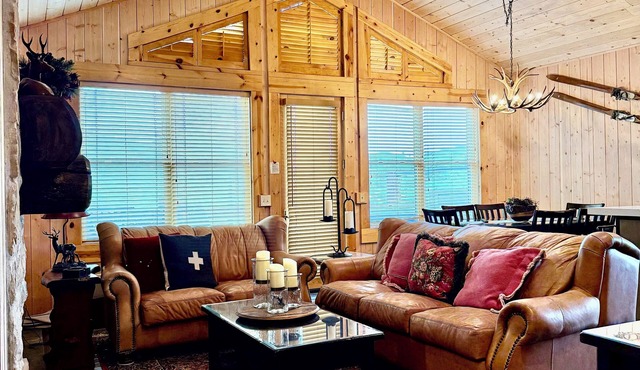 Cozy Ski Chalet, Mountain Views and short walk to base of Deer Valley! in Park City