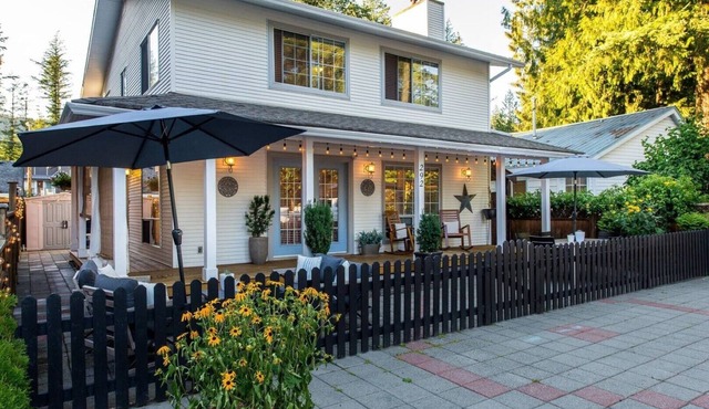 Cultus Lake Cottage- 5 bedroom 3 bathroom- Walking distance to beach in Cultus Lake