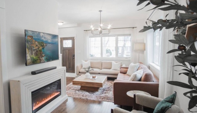 DOWNTOWN~KINGBED~4BR~Fireplace~ in Edmonton