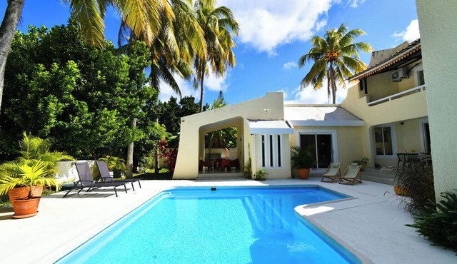 Elegant Villa Blue Baie, private pool, a 3-minute walk from Blue Bay Beach