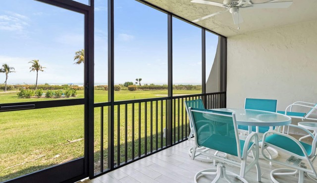 FABULOUS GULF FRONT, 2/2 condo, PET FRIENDLY, 4 bikes, Pool, pickleball, tennis! in Sanibel