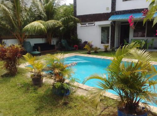 First floor apartment with view and balcony and with charming pool near sandy beach and commerces