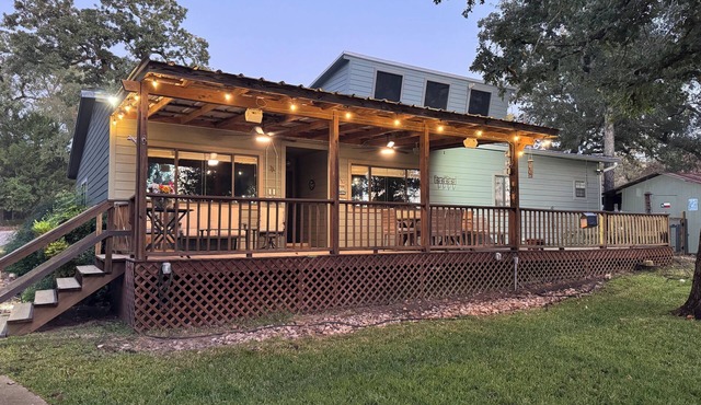Group Escape to Nature with view of Lake in Franklin