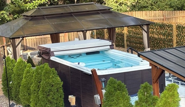 Heated Swim Spa + Outdoor Movie Theater, Private Resort in Kansas City