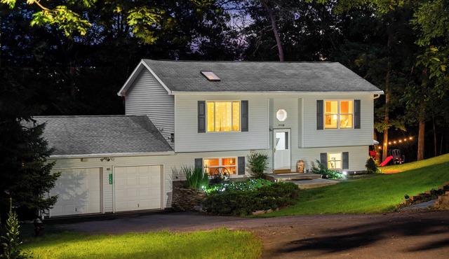 Hideaway/Hot Tub/Sunna/Kayaks/Lake/Pool/Game Room/Cold Plunge in Pocono Mountain Lake Estates