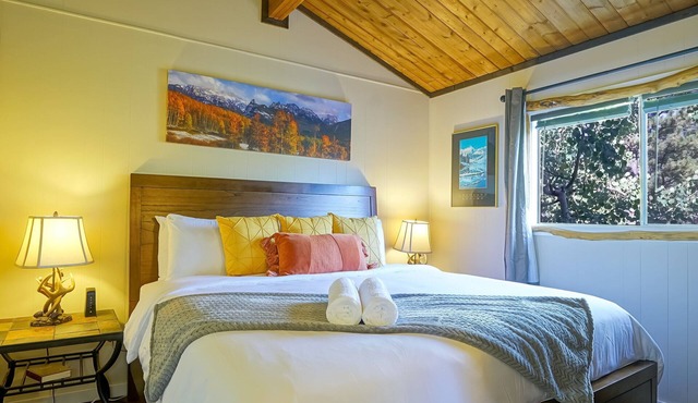 Hills Mountain Hideaway | Stunning Views | Firepit in Divide