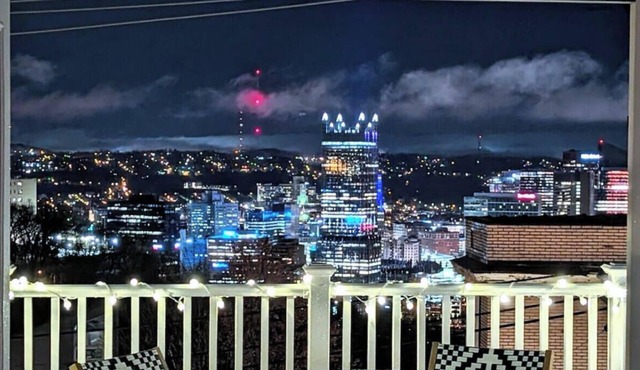 ★ HostWise Stays ★ Skyline City Views & Rooftop Bar at Mt. Washington in Pittsburgh