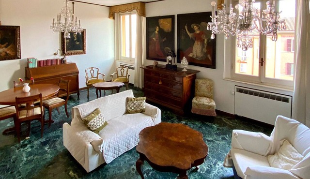 In the centre of Bologna with prestigious furniture and antique pieces of art in Bologna