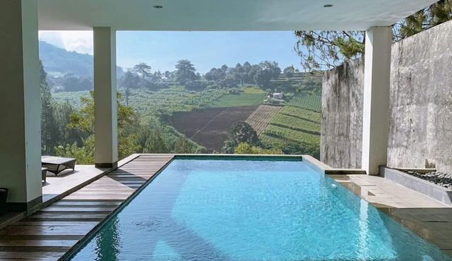 Indah 1 Golf Villa 4 bedroom with a private pool in Bandung