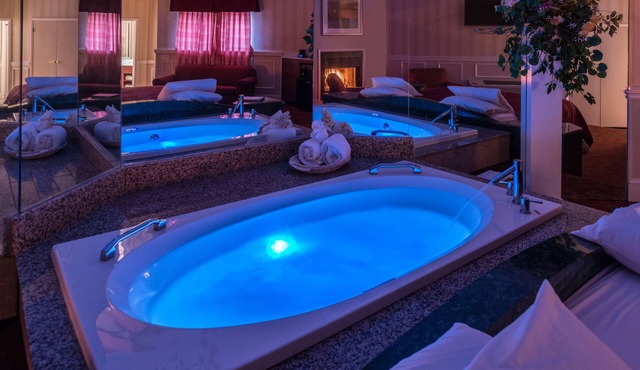Inn of the Dove Romantic Suites with Jetted Tub & Fireplace in Bensalem