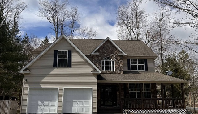 Lake view 4-bedrooms house for 12 people in gated community in peaceful Pocono in Pocono Summit