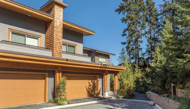 Lakeside townhouse w/private garage in Whistler