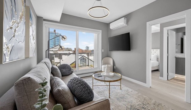 Luxury 2 Bedroom | Min to Stampede | UG Prk | AC in Calgary