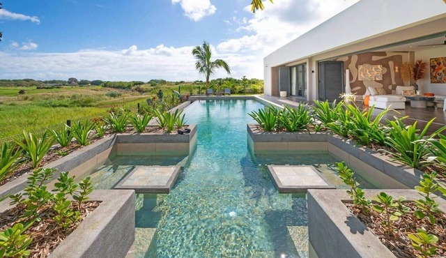 Luxury Oasis with Infinity Pool & Golf Course View