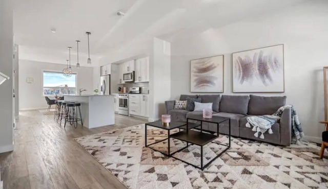 Modern 3Bed~Close to Spruce Meadows and Mountains in Calgary
