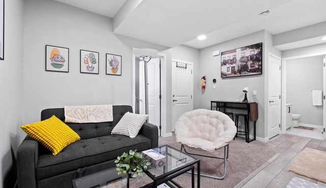 Modern & Cozy 1 Bedroom Suite in SouthWest Calgary - Free Parking + Fast Wifi in Calgary