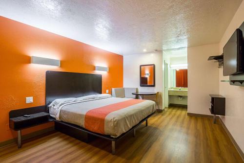 Motel 6-Madisonville, TX in Madisonville