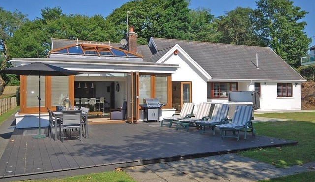 Oaktree Lodge - Luxury Cottage, Hot Tub, Sea Views in Saundersfoot