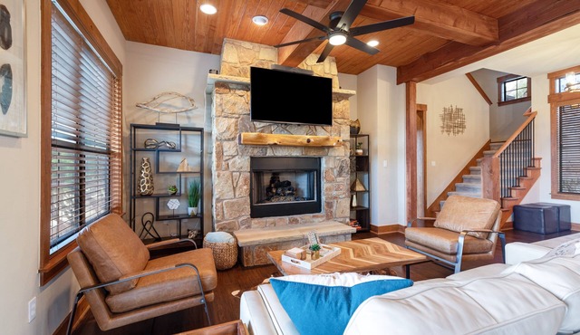 Pickleball & Resort Style Pool - Lake Travis Hill Country Luxury Cabin @ Hollows in Jonestown