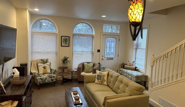 Pittsburgh’s Tropicana with outdoor year round hot tub. Fantastic location! in Pittsburgh