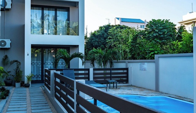 RABBIT HOLIDAY - 8 mins walk to the beach