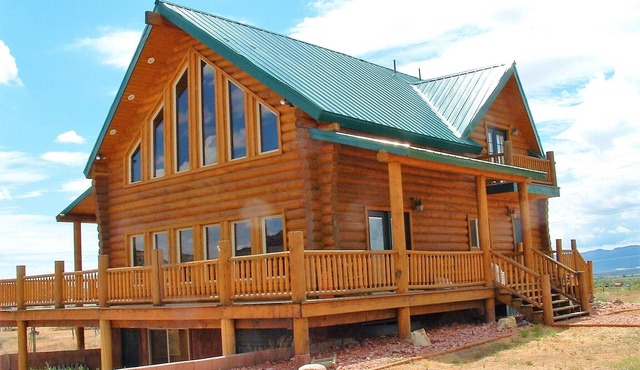 Red Rock Ranch Log Cabin: Large, Fully Furnished, 5 Bdr, sleeps 12, 3 levels in Escalante