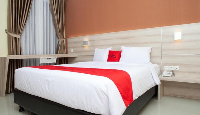 RedDoorz Plus near Pasundan University in Bandung