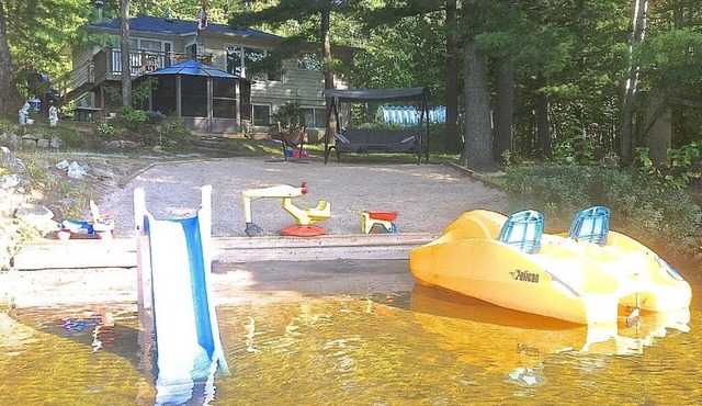 Relax and Enjoy 6 bedrooms cottage on Sandy Beach 1.5 Hours from Toronto in Georgian Bay