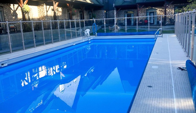 🥇Renovated Chalet at Mystic Springs, Pool, Hot Tub! in Canmore