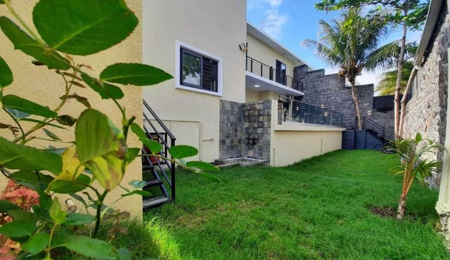 Royal Residence B2: 4 Bedrooms Gated Semi Detached Serene Villa in Pereybere