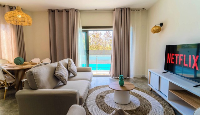 Salty Breeze - Fast WiFi, Stylish 3BR Apt with Pool Near Flic en Flac