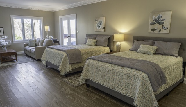 Secluded, spacious 7 bedroom luxury home w/hot tub & 50 mile views into the NRG in Oak Hill