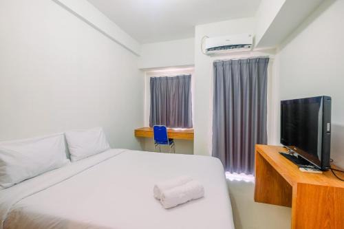 Simply Look Studio Tamansari Mahogany Karawang Apartment By Travelio in Karawang