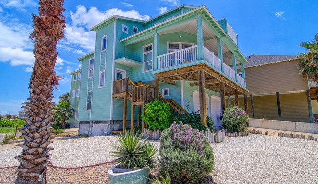 Southern Comfort-in town, steps from heated pool, hot tub, beach boardwalk in Port Aransas