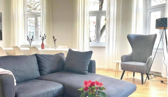 Spacious 4-Bedroom Apartment Near Schönbrunn & Westbahnhof in Wien