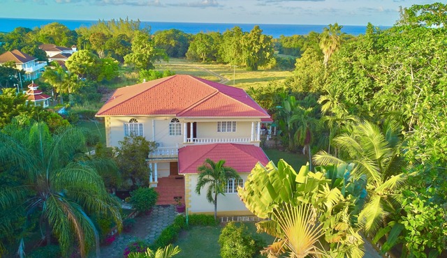Spacious 5 Bedroom Villa, Centrally Located, Near Beach. in Runaway Bay
