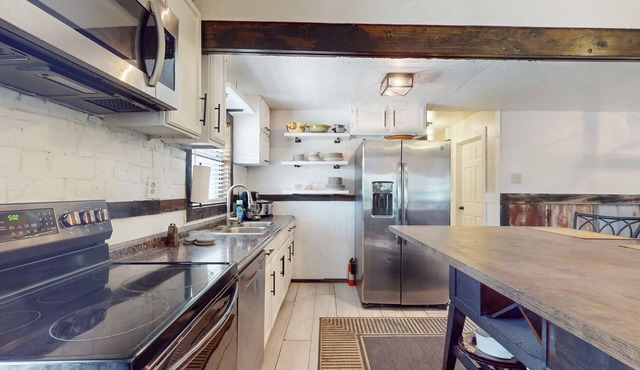 Spacious house with firepit, wraparound porch, pavilion + dog friendly in Somerville
