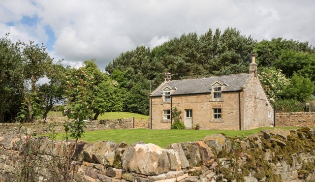 Stone Built Cottage with Large Enclosed Garden & Private Lake Area in Newcastle upon Tyne