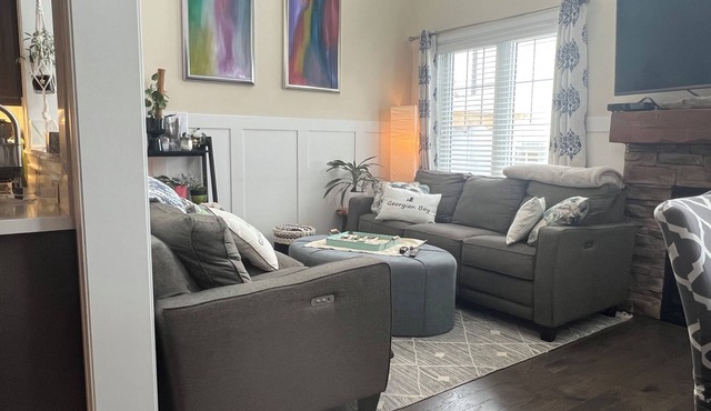Stunning Muskoka Oak Bay Golf Course - Port Severn Townhouse sleeps 8 free wifi in Port Severn