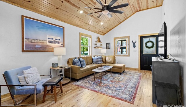 TᕼE ᗰᗩIᑎ ᒪOᗪGE- Modern comfort by TRAILS & MUSEUM located on quiet street in Bentonville