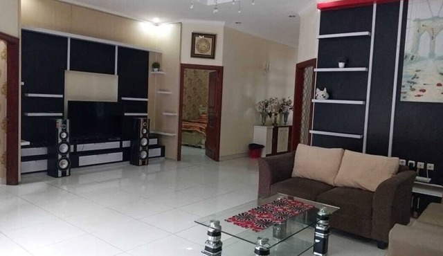 Terletak secara menarik di distrik Cisarua di Cisarua in Bogor