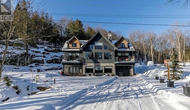 The Rowanwood - Muskoka Cottage Retreat in Huntsville