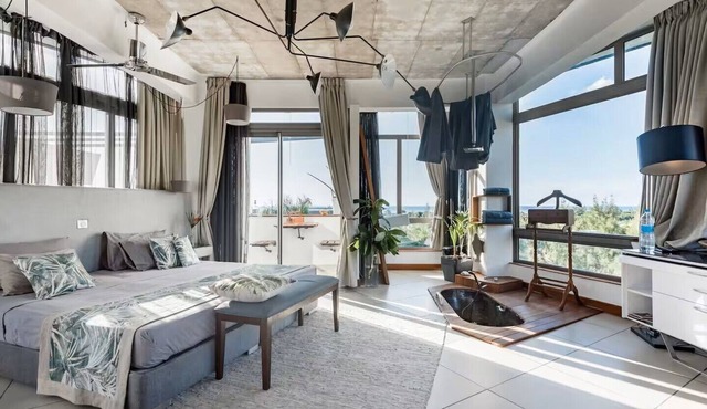 Unique Designer Studio in shared villa,Pool, Jacuzzi.