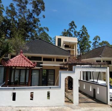 Villa Bungas Kusuma Pinus M92 in Batu