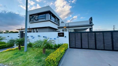 Villa Palmeras 4-Bedroom AC Premium Central Oasis - Newly Refreshed