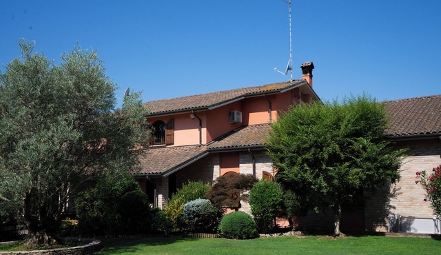 Villa with large garden in Modena