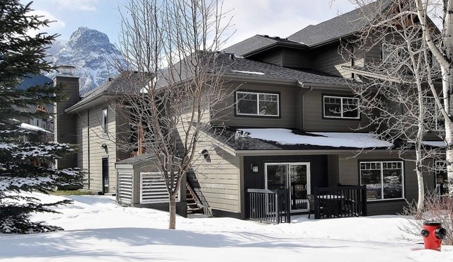 ⛰️Your Rocky Mountain Getaway Awaits! Pet friendly!⛰️ close to Banff, pet friendly in Dead Man's Flats